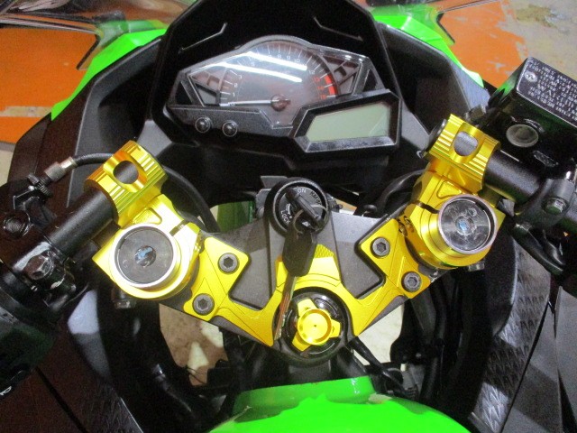 ハンドル回りは高価な社外のセパハンに変更済み！！来店が難しい方はお電話にて通販も可能ですよ！！